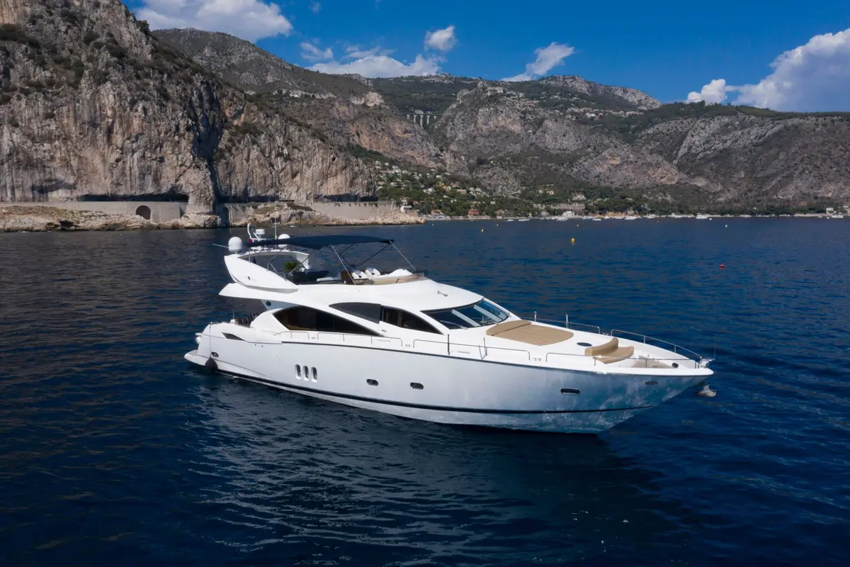 Sunseeker 82, main deck — Monaco Lux Yachts, Monaco. Sunseeker 82 — 26m