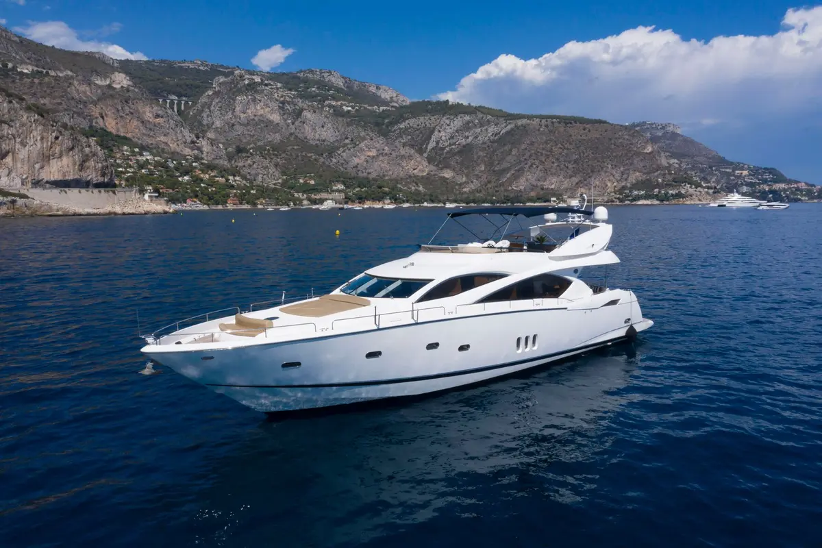 Sunseeker 82, salon — Monaco Lux Yachts, Monaco. Sunseeker 82 — 26m