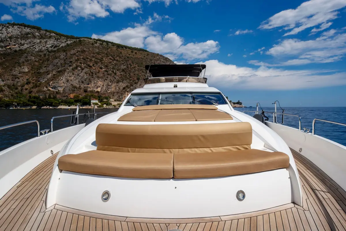 Sunseeker 82, master cabin — Monaco Lux Yachts, Monaco. Sunseeker 82 — 26m