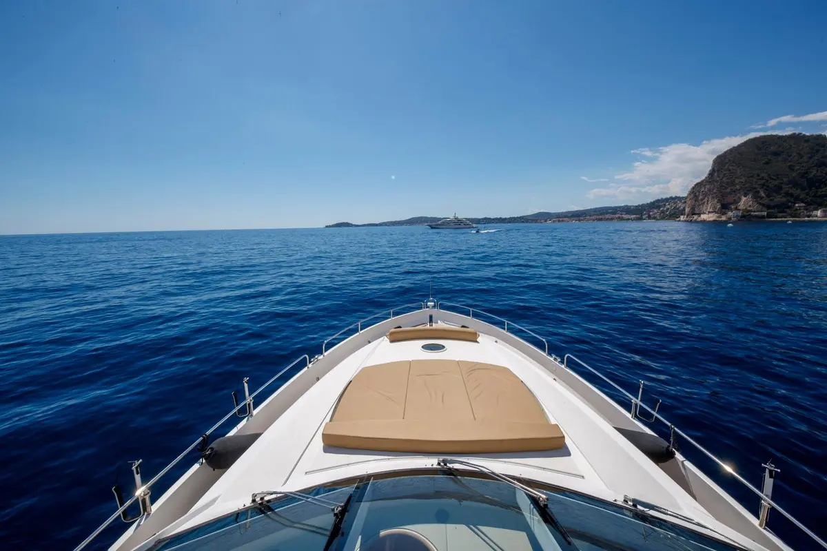 Sunseeker 82, flybridge — Monaco Lux Yachts, Monaco. Sunseeker 82 — 26m