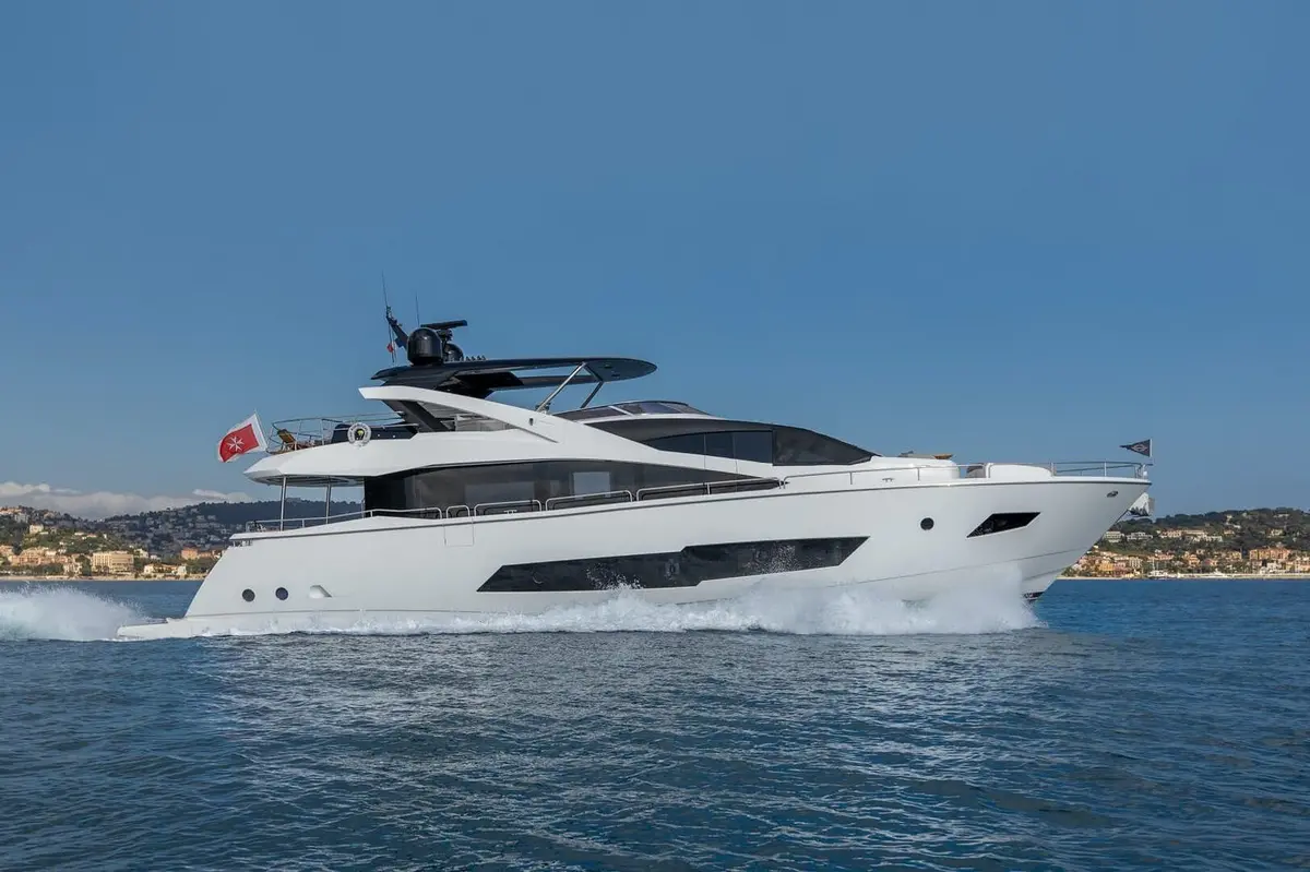 Sunseeker 86, exterior — Monaco Lux Yachts, Monaco. Sunseeker 86 — 3m