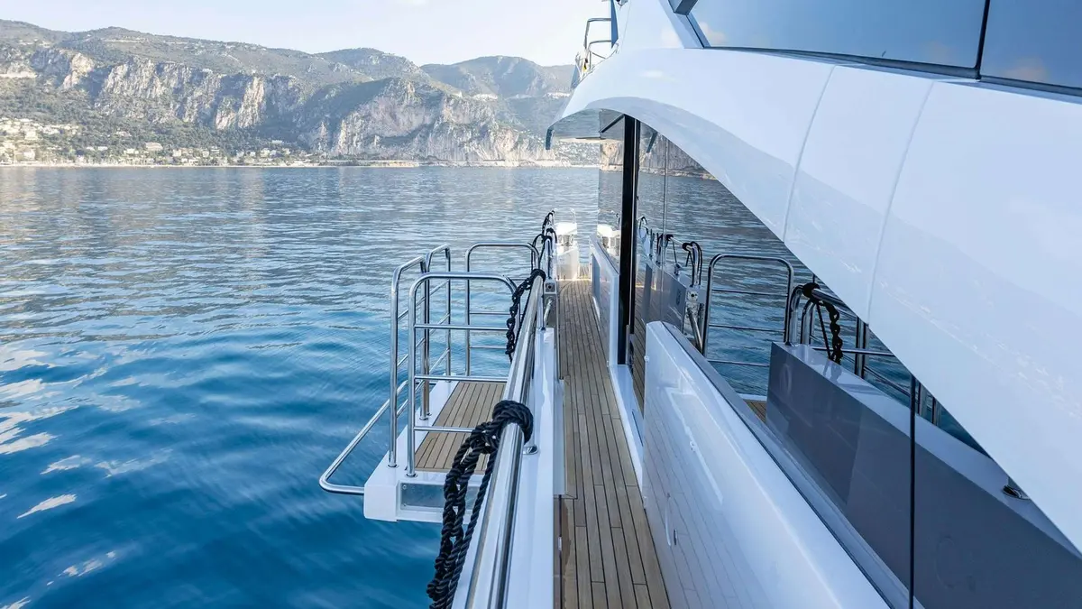 Sunseeker 86, master cabin — Monaco Lux Yachts, Monaco. Sunseeker 86 — 3m