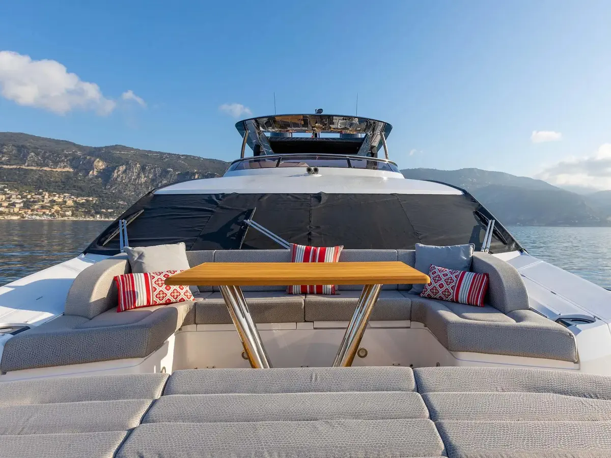 Sunseeker 86, flybridge — Monaco Lux Yachts, Monaco. Sunseeker 86 — 3m