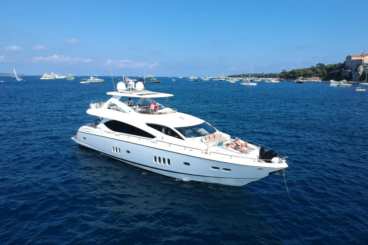 Sunseeker 88, exterior — Monaco Lux Yachts, Monaco. Sunseeker 88 — 27m