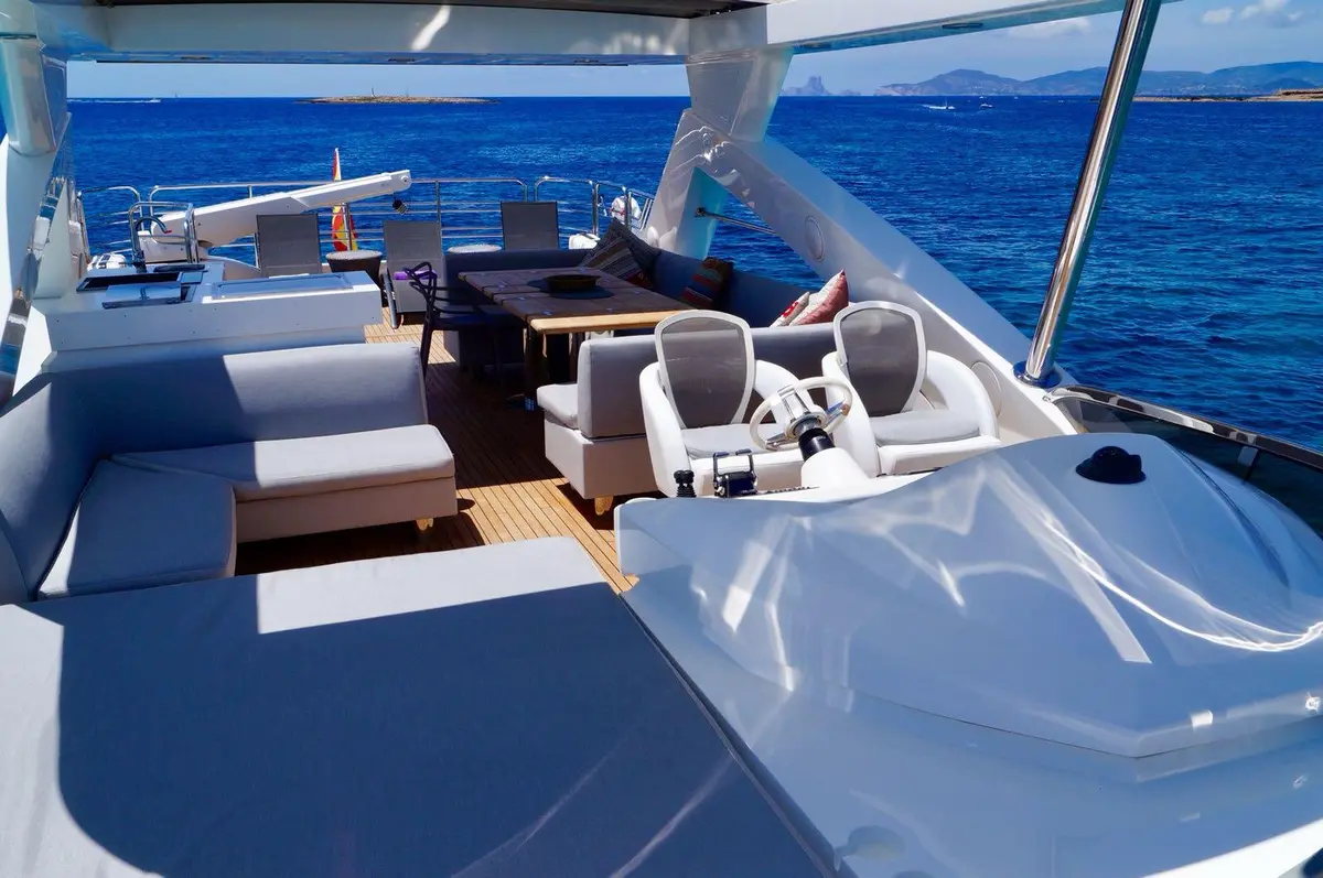 Sunseeker 88, salon — Monaco Lux Yachts, Monaco. Sunseeker 88 — 27m