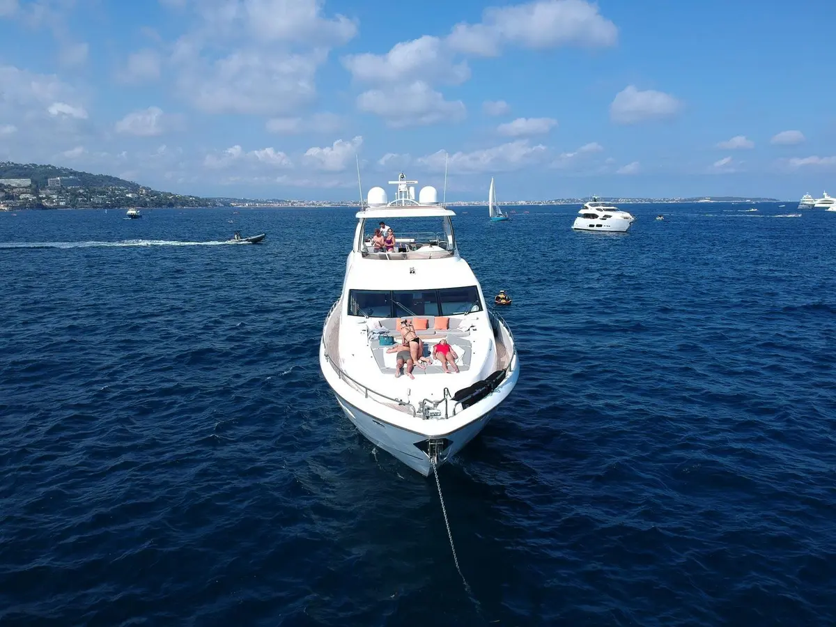 Sunseeker 88, master cabin — Monaco Lux Yachts, Monaco. Sunseeker 88 — 27m