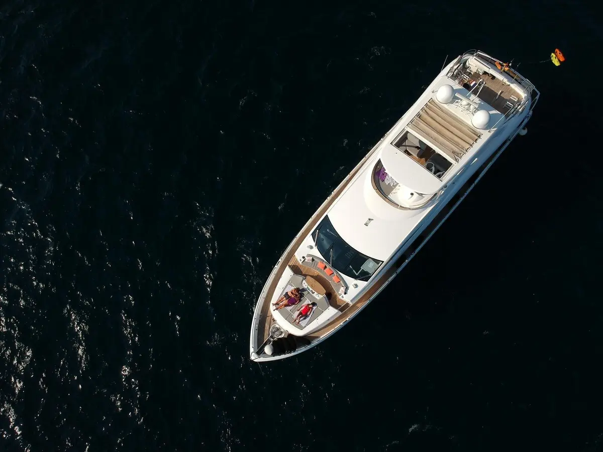 Sunseeker 88, flybridge — Monaco Lux Yachts, Monaco. Sunseeker 88 — 27m