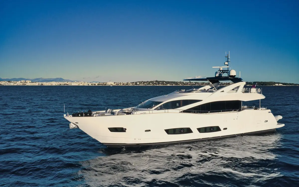Sunseeker 90, main deck — Monaco Lux Yachts, Monaco. Sunseeker 90 — 28m