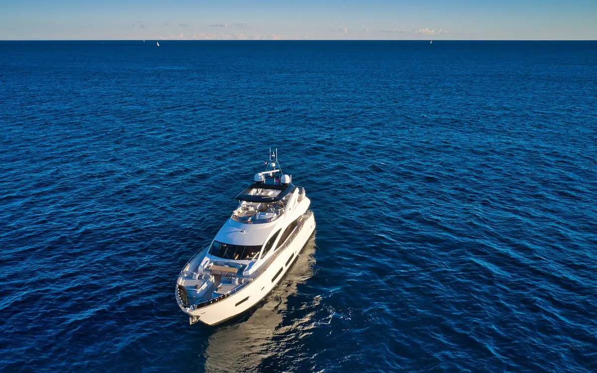 Sunseeker 90, salon — Monaco Lux Yachts, Monaco. Sunseeker 90 — 28m
