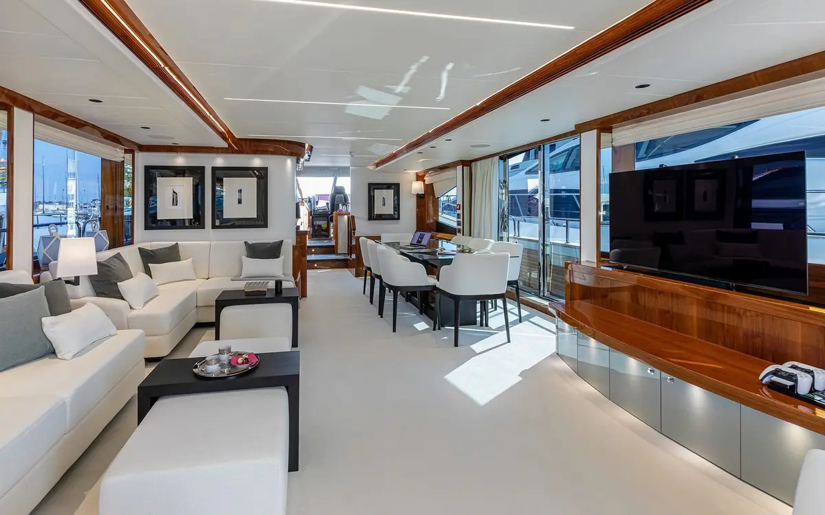 Sunseeker 90, master cabin — Monaco Lux Yachts, Monaco. Sunseeker 90 — 28m