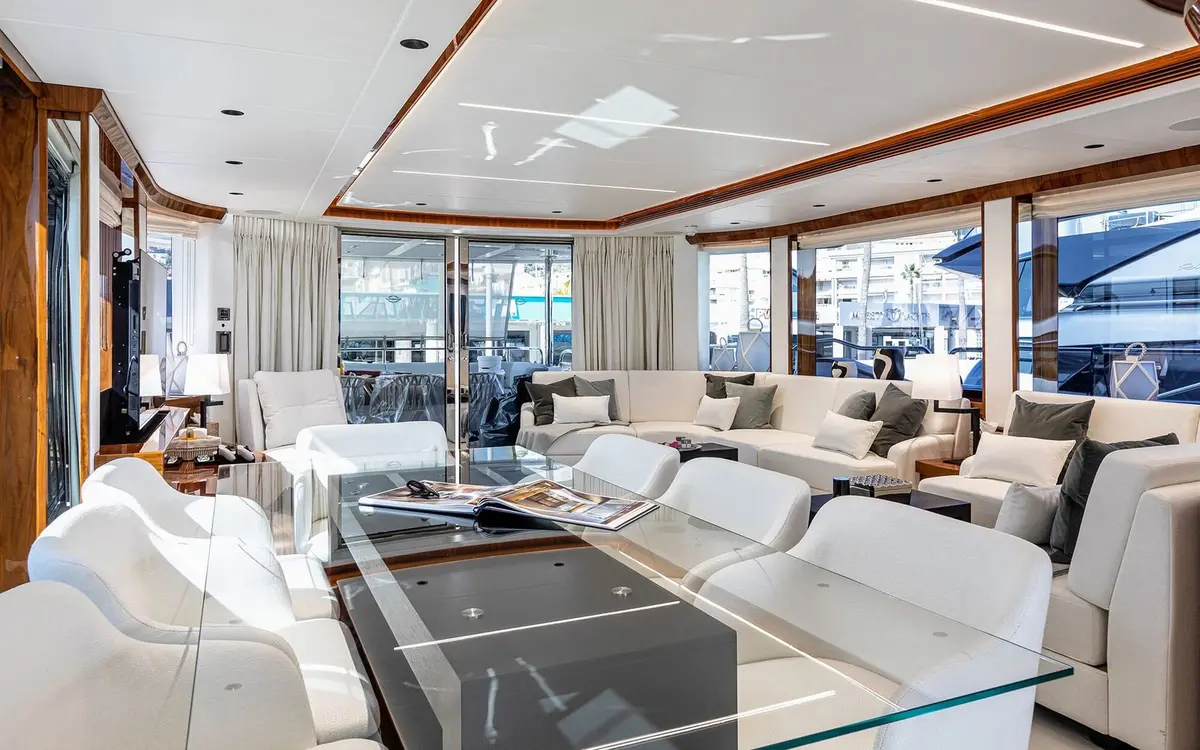 Sunseeker 90, flybridge — Monaco Lux Yachts, Monaco. Sunseeker 90 — 28m