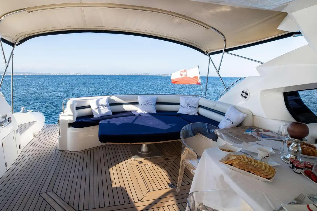 Sunseeker Predator 68, salon — Monaco Lux Yachts, Monaco. Sunseeker Predator 68 — 20m
