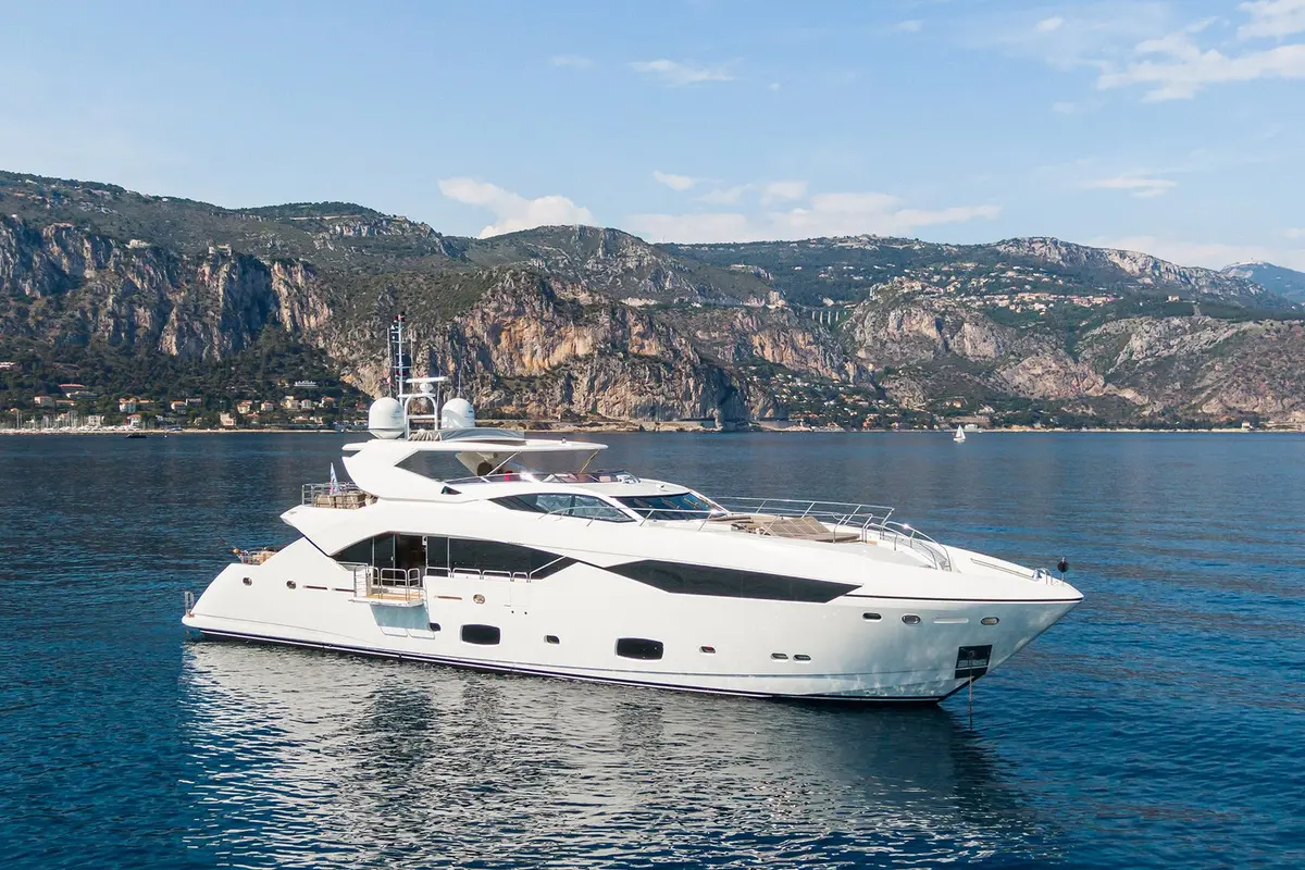 Sunseeker 115, кормовая палуба — Monaco Lux Yachts, Монако. Sunseeker 115 — 35m