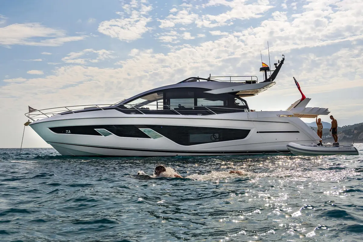 Sunseeker 65 Sport, exterior — Monaco Lux Yachts, Mónaco. Sunseeker 65 Sport — 20m
