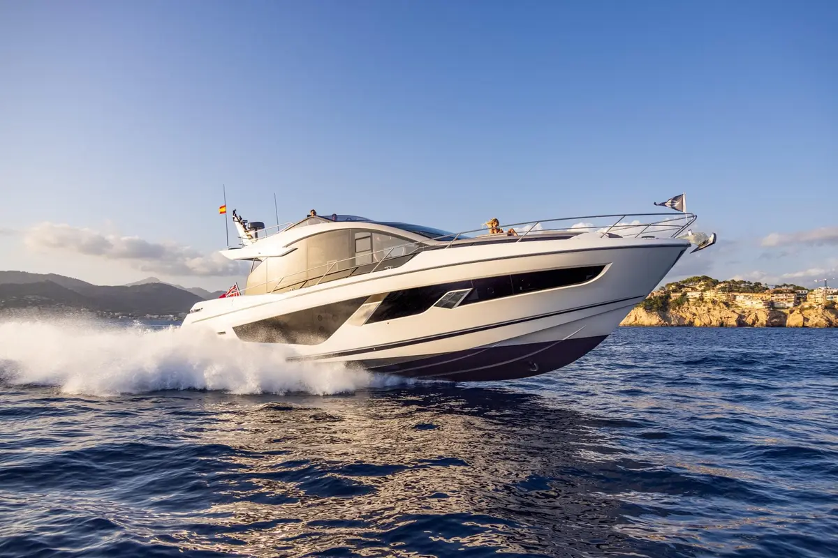 Sunseeker 65 Sport, cubierta principal — Monaco Lux Yachts, Mónaco. Sunseeker 65 Sport — 20m