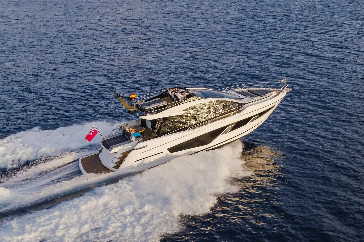 Sunseeker 65 Sport, cubierta de popa — Monaco Lux Yachts, Mónaco. Sunseeker 65 Sport — 20m