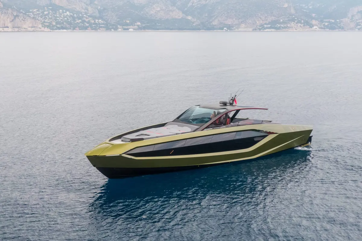 Lamborghini 63, главная палуба — Monaco Lux Yachts, Монако. Lamborghini 63 — 20m