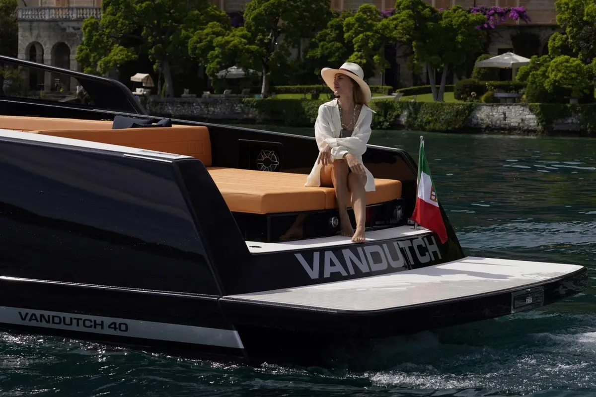 VanDutch 40, salon — Monaco Lux Yachts, Monaco. VanDutch 40 — 12m