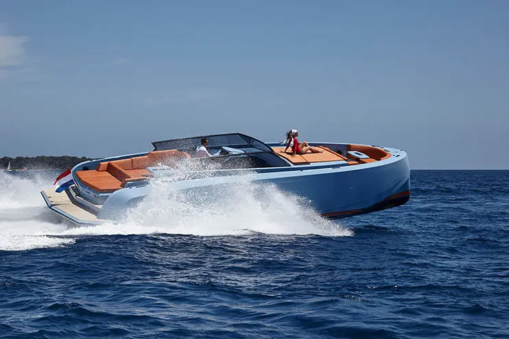 Vanquish VQ60, главная палуба — Monaco Lux Yachts, Монако. Vanquish VQ60 — 18.3m